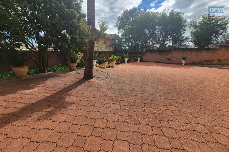 VILLA BASSE F5 DE STANDING &Agrave; LOUER - AMBOHIBAO.