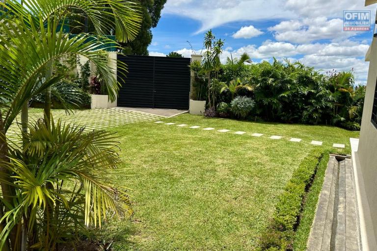 Une villa moderne F5 dans une r&eacute;sidence s&eacute;curis&eacute;e &agrave; Ambatobe