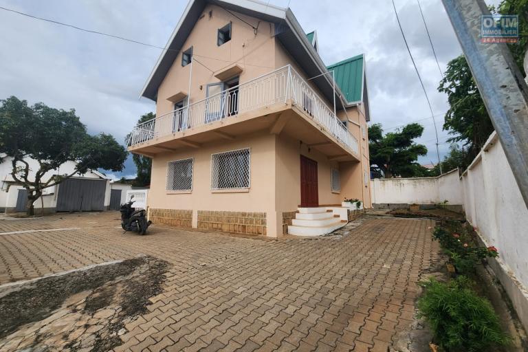 &Agrave; louer villa &agrave; &eacute;tage de type F7 se situe &agrave; Mamamba Ambohibao  non loin de l&rsquo;&eacute;cole primaire fran&ccedil;aise C. Contact Mr Jacky