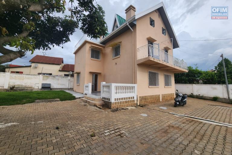 &Agrave; louer villa &agrave; &eacute;tage de type F7 se situe &agrave; Mamamba Ambohibao  non loin de l&rsquo;&eacute;cole primaire fran&ccedil;aise C. Contact Mr Jacky