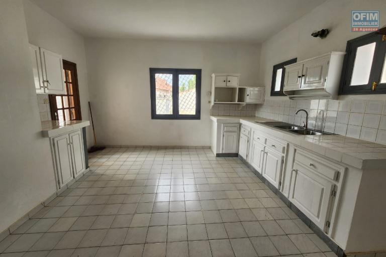 &Agrave; louer villa &agrave; &eacute;tage de type F7 se situe &agrave; Mamamba Ambohibao  non loin de l&rsquo;&eacute;cole primaire fran&ccedil;aise C. Contact Mr Jacky