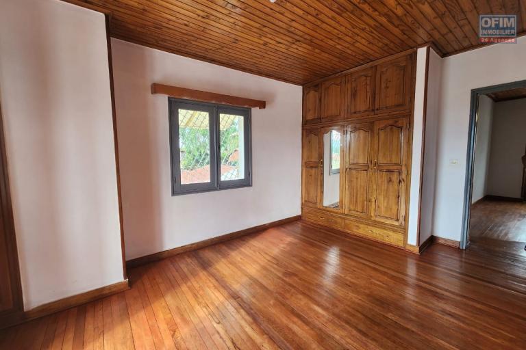 &Agrave; louer villa &agrave; &eacute;tage de type F7 se situe &agrave; Mamamba Ambohibao  non loin de l&rsquo;&eacute;cole primaire fran&ccedil;aise C. Contact Mr Jacky