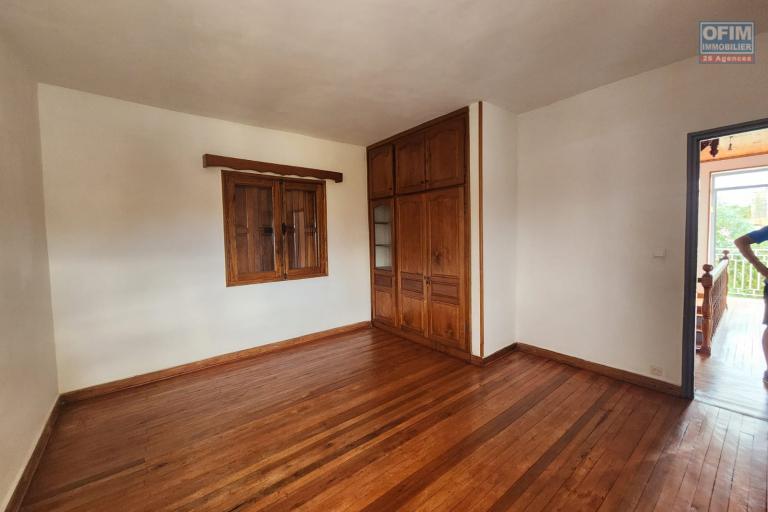 &Agrave; louer villa &agrave; &eacute;tage de type F7 se situe &agrave; Mamamba Ambohibao  non loin de l&rsquo;&eacute;cole primaire fran&ccedil;aise C. Contact Mr Jacky