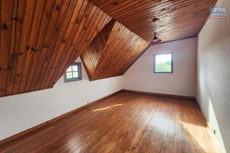 &Agrave; louer villa &agrave; &eacute;tage de type F7 se situe &agrave; Mamamba Ambohibao  non loin de l&rsquo;&eacute;cole primaire fran&ccedil;aise C. Contact Mr Jacky