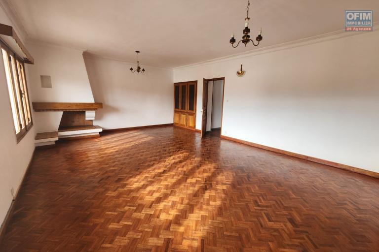 &Agrave; louer villa &agrave; &eacute;tage de type F7 se situe &agrave; Mamamba Ambohibao  non loin de l&rsquo;&eacute;cole primaire fran&ccedil;aise C. Contact Mr Jacky