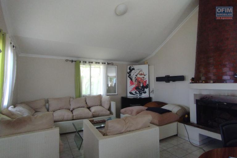 A louer villa F4 meubl&eacute;e &eacute;quip&eacute;e dans la r&eacute;sidence Panoramique Ambatobe-Antananarivo - salon