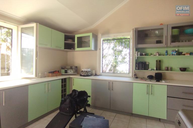 A louer villa F4 meubl&eacute;e &eacute;quip&eacute;e dans la r&eacute;sidence Panoramique Ambatobe-Antananarivo - cuisine