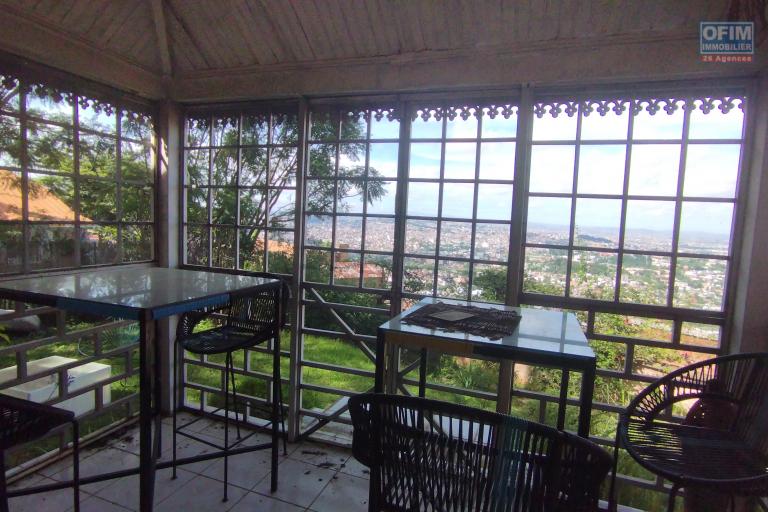 A louer villa F4 meubl&eacute;e &eacute;quip&eacute;e dans la r&eacute;sidence Panoramique Ambatobe-Antananarivo - terrasse