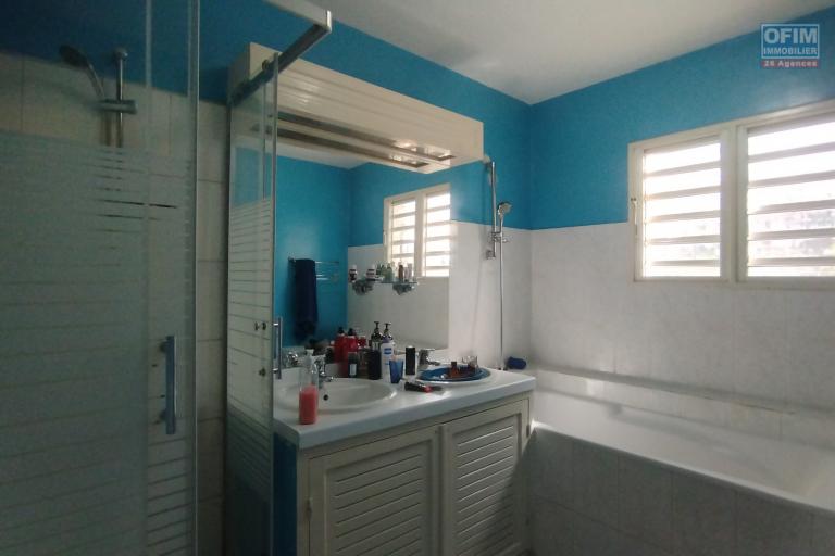 A louer villa F4 meubl&eacute;e &eacute;quip&eacute;e dans la r&eacute;sidence Panoramique Ambatobe-Antananarivo - salle de bain