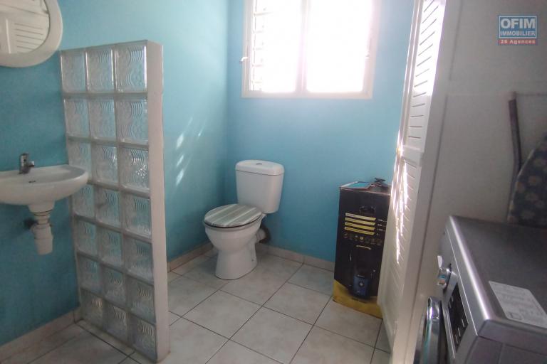 A louer villa F4 meubl&eacute;e &eacute;quip&eacute;e dans la r&eacute;sidence Panoramique Ambatobe-Antananarivo - toilette buanderie