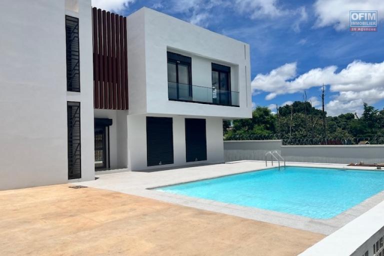 Une villa neuve F7 neuve avec piscine &agrave; Alasora