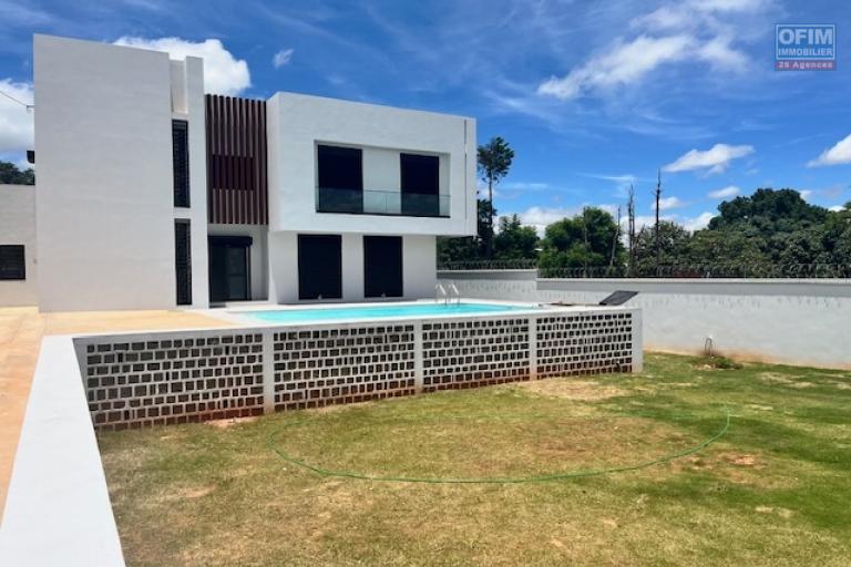 Une villa neuve F7 neuve avec piscine &agrave; Alasora