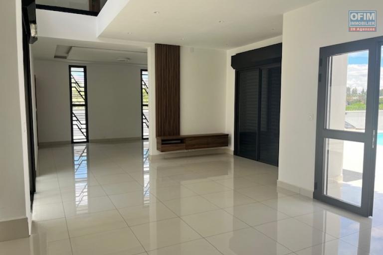 Une villa neuve F7 neuve avec piscine &agrave; Alasora