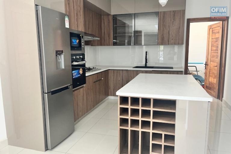 Une villa neuve F7 neuve avec piscine &agrave; Alasora