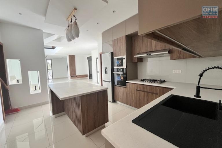 Une villa neuve F7 neuve avec piscine &agrave; Alasora