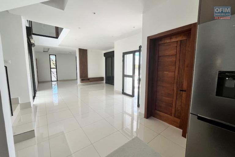 Une villa neuve F7 neuve avec piscine &agrave; Alasora