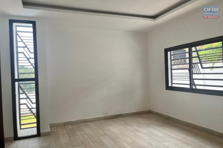 Une villa neuve F7 neuve avec piscine &agrave; Alasora