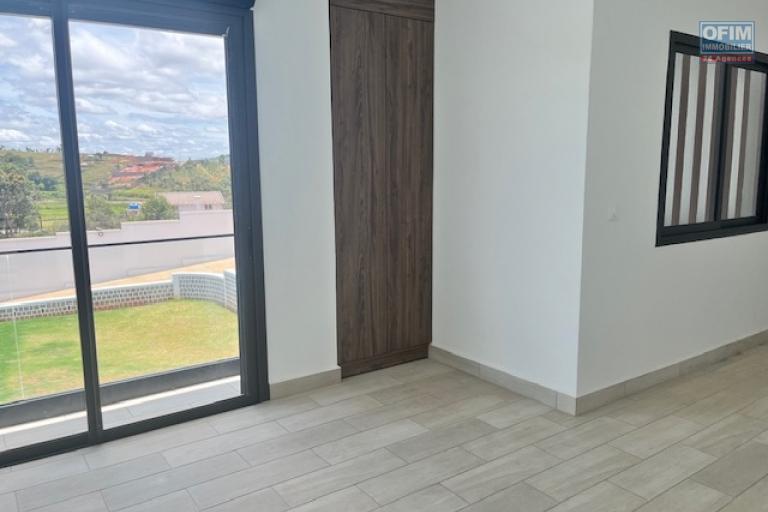 Une villa neuve F7 neuve avec piscine &agrave; Alasora