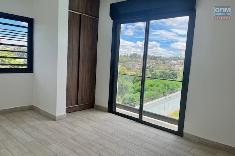 Une villa neuve F7 neuve avec piscine &agrave; Alasora