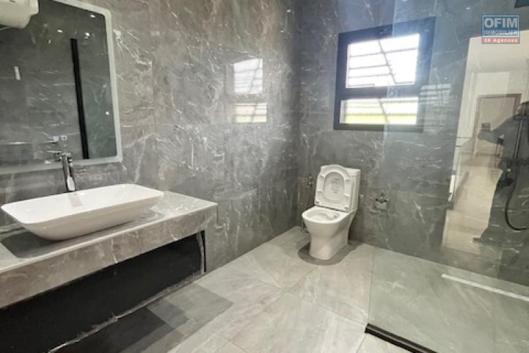 Une villa neuve F7 neuve avec piscine &agrave; Alasora