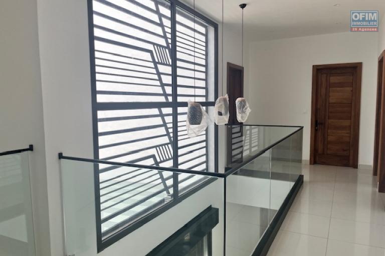 Une villa neuve F7 neuve avec piscine &agrave; Alasora