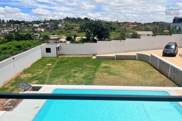 Une villa neuve F7 neuve avec piscine &agrave; Alasora