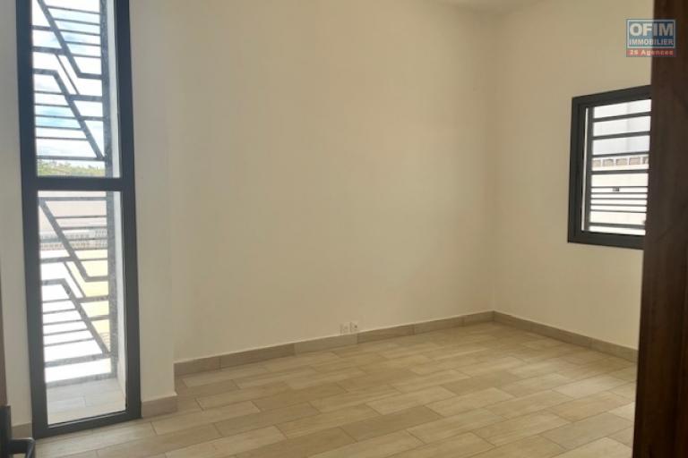 Une villa neuve F7 neuve avec piscine &agrave; Alasora