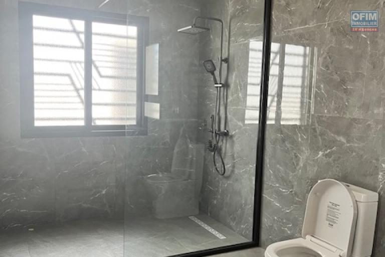 Une villa neuve F7 neuve avec piscine &agrave; Alasora