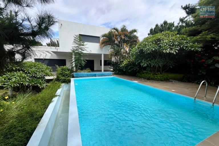 Une villa F6 avec piscine &agrave; Ambatobe