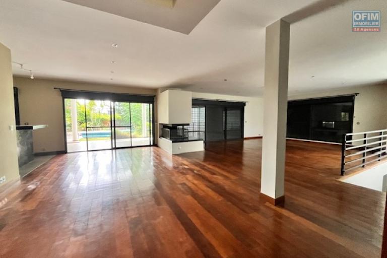Une villa F6 avec piscine &agrave; Ambatobe