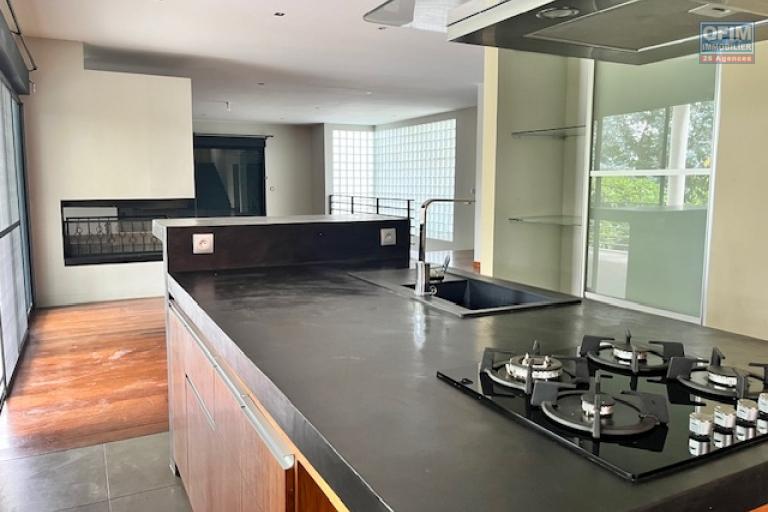 Une villa F6 avec piscine &agrave; Ambatobe