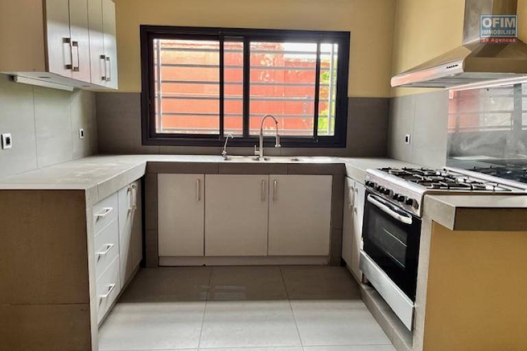Une villa F6 avec piscine &agrave; Ambatobe