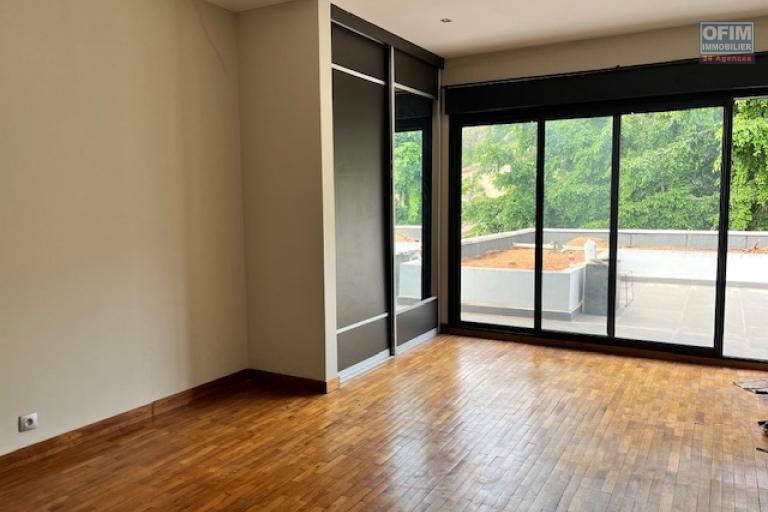 Une villa F6 avec piscine &agrave; Ambatobe
