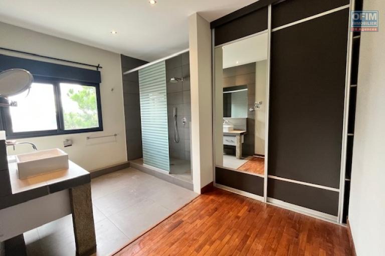 Une villa F6 avec piscine &agrave; Ambatobe