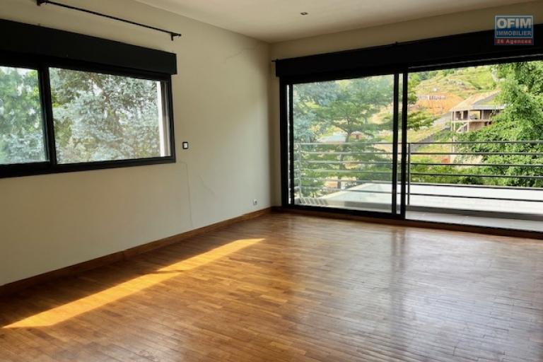 Une villa F6 avec piscine &agrave; Ambatobe