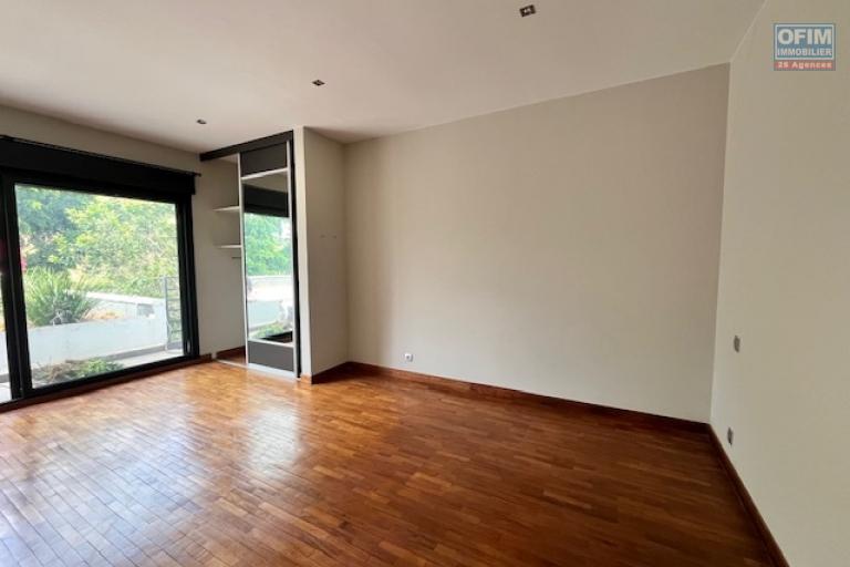 Une villa F6 avec piscine &agrave; Ambatobe