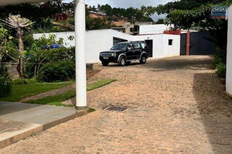 Une villa F6 avec piscine &agrave; Ambatobe