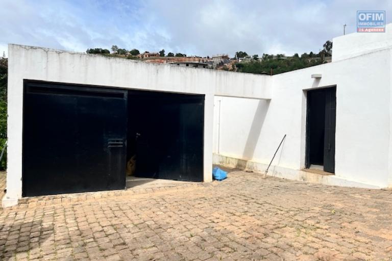Une villa F6 avec piscine &agrave; Ambatobe