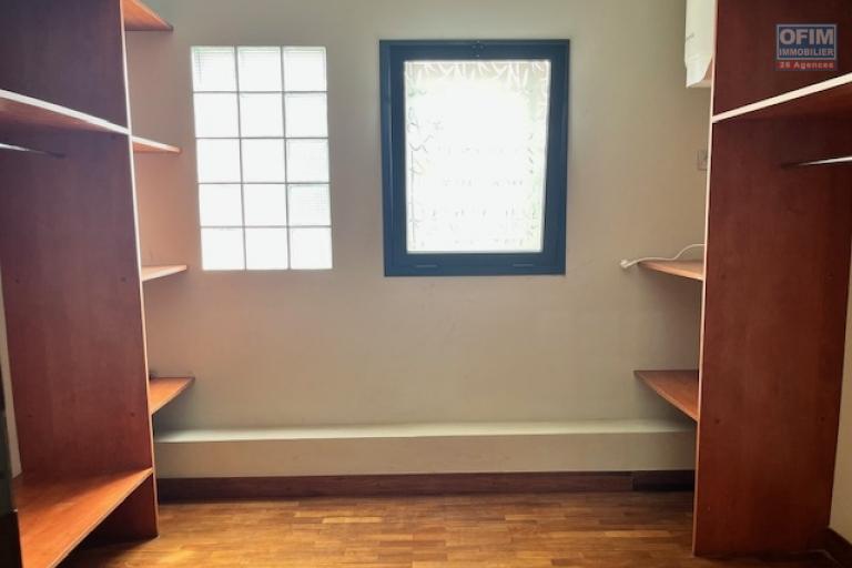 Une villa F6 avec piscine &agrave; Ambatobe