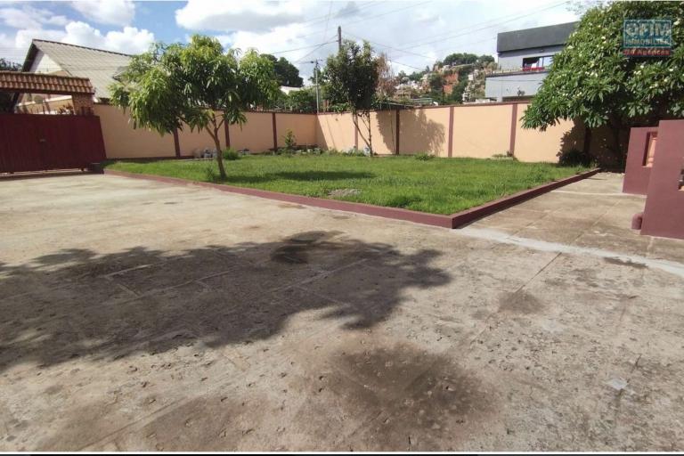 A louer spacieuse villa F7 sur un grand terrain de 856 m2 sise à Ambatoroka- Antananarivo