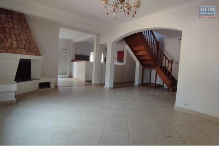 A louer spacieuse villa F7 sur un grand terrain de 856 m2 sise à Ambatoroka- Antananarivo