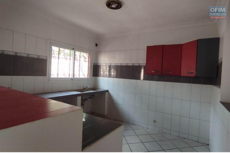 A louer spacieuse villa F7 sur un grand terrain de 856 m2 sise à Ambatoroka- Antananarivo