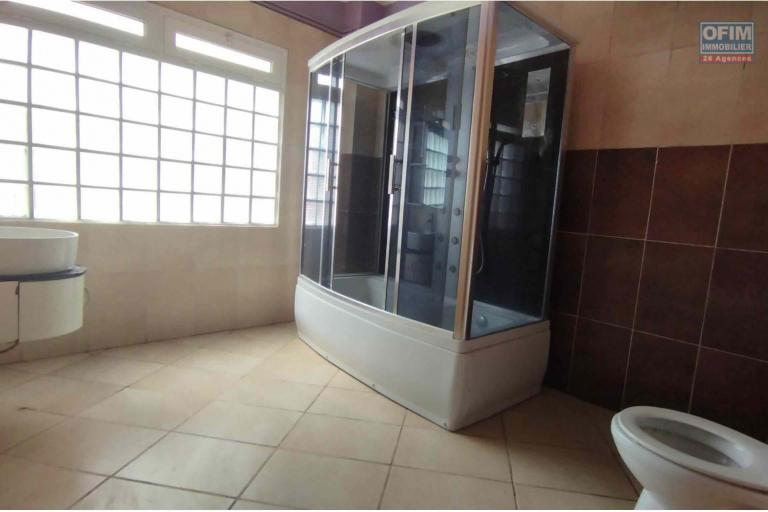 A louer spacieuse villa F7 sur un grand terrain de 856 m2 sise à Ambatoroka- Antananarivo