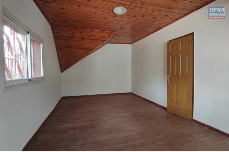 A louer spacieuse villa F7 sur un grand terrain de 856 m2 sise à Ambatoroka- Antananarivo