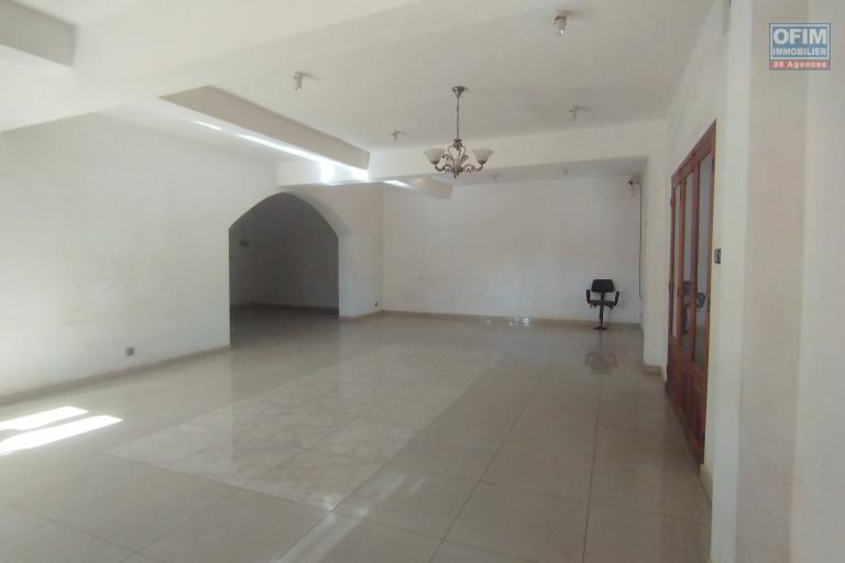 A louer, grande maison F6 &agrave; &eacute;tage avec grand parking &agrave; Antanandrano Ambohitrarahaba