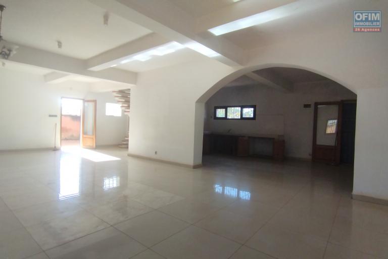 A louer, grande maison F6 &agrave; &eacute;tage avec grand parking &agrave; Antanandrano Ambohitrarahaba