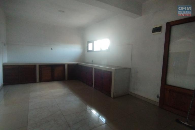 A louer, grande maison F6 &agrave; &eacute;tage avec grand parking &agrave; Antanandrano Ambohitrarahaba