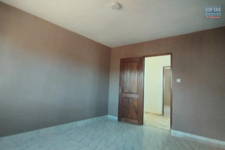 A louer, grande maison F6 &agrave; &eacute;tage avec grand parking &agrave; Antanandrano Ambohitrarahaba