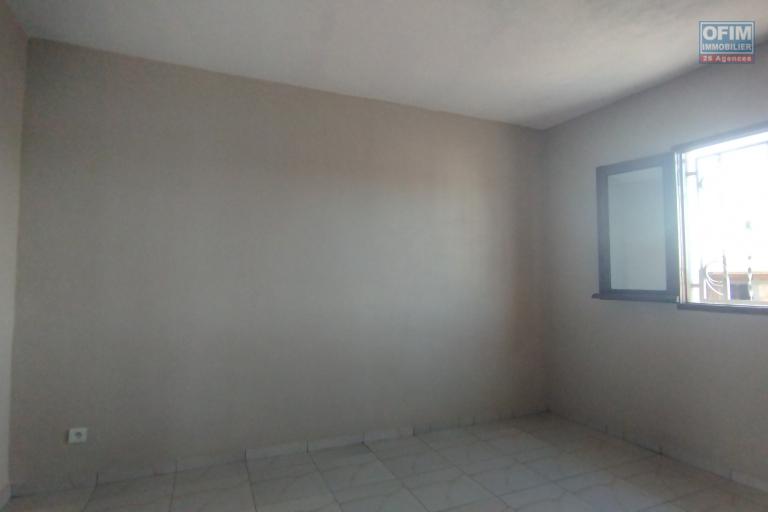 A louer, grande maison F6 &agrave; &eacute;tage avec grand parking &agrave; Antanandrano Ambohitrarahaba
