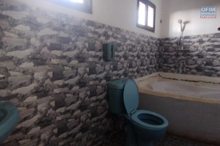 A louer, grande maison F6 &agrave; &eacute;tage avec grand parking &agrave; Antanandrano Ambohitrarahaba